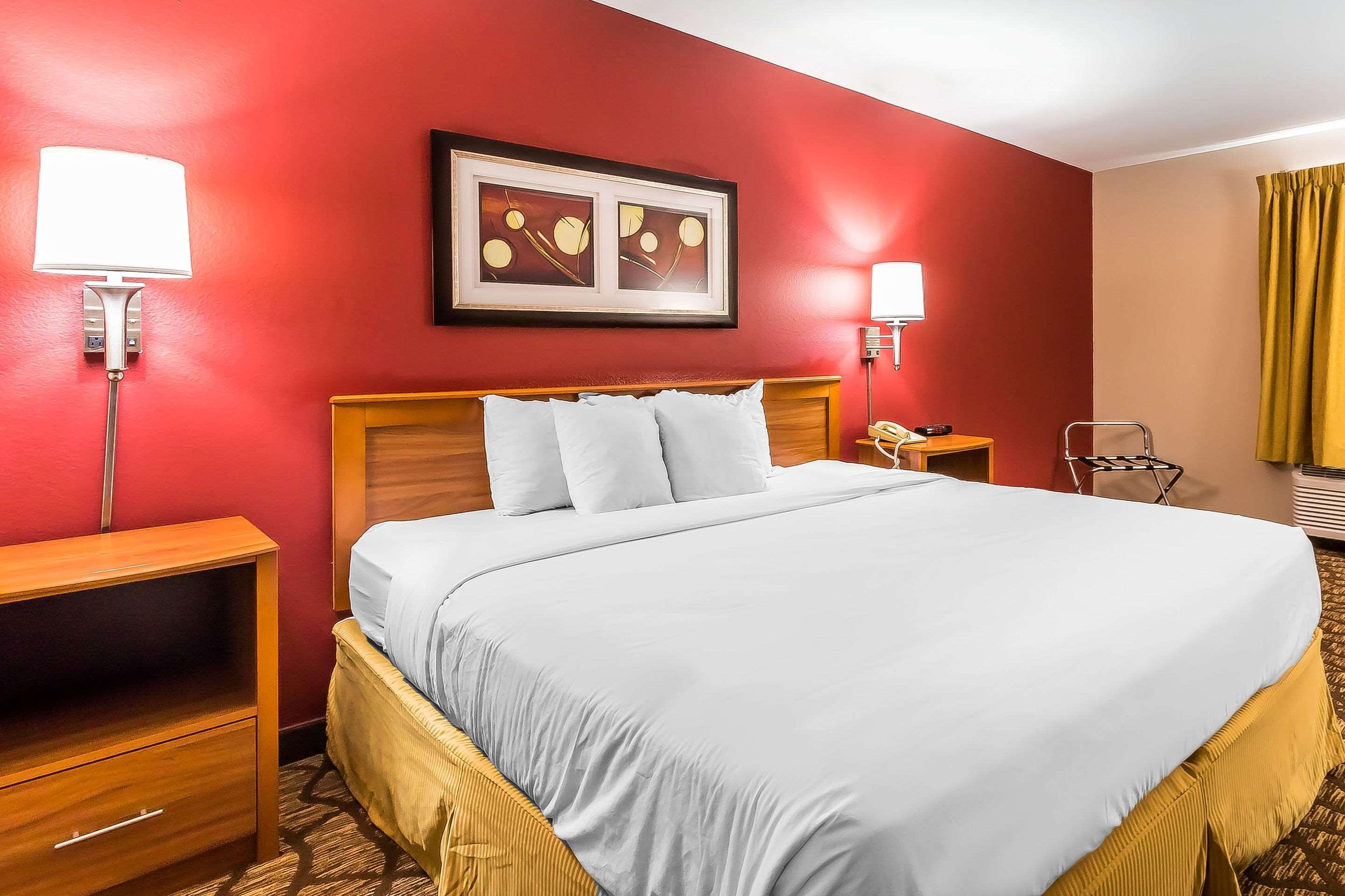 Quality Inn & Suites Chesterfield Village Springfield Exterior foto