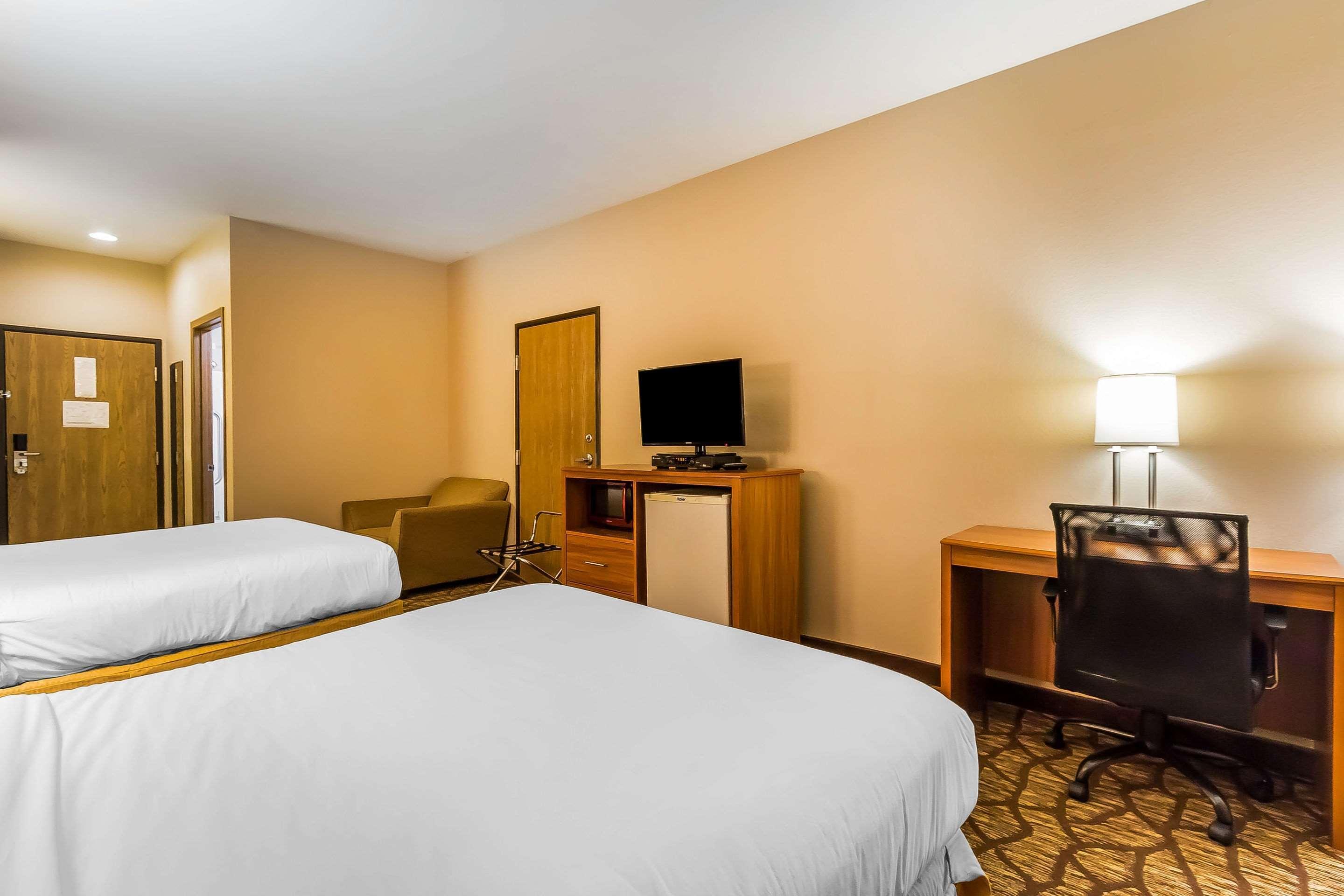 Quality Inn & Suites Chesterfield Village Springfield Exterior foto