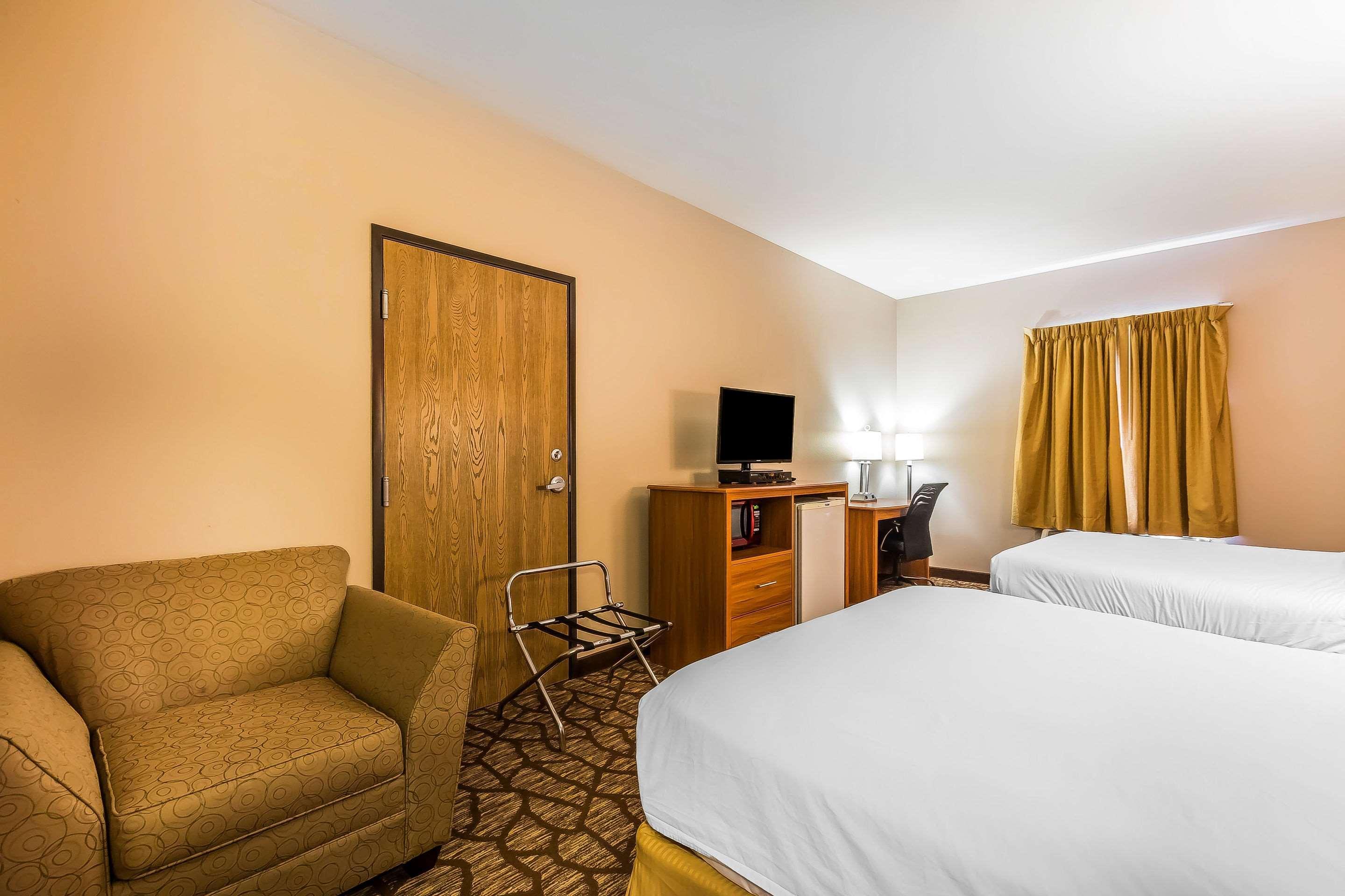 Quality Inn & Suites Chesterfield Village Springfield Exterior foto