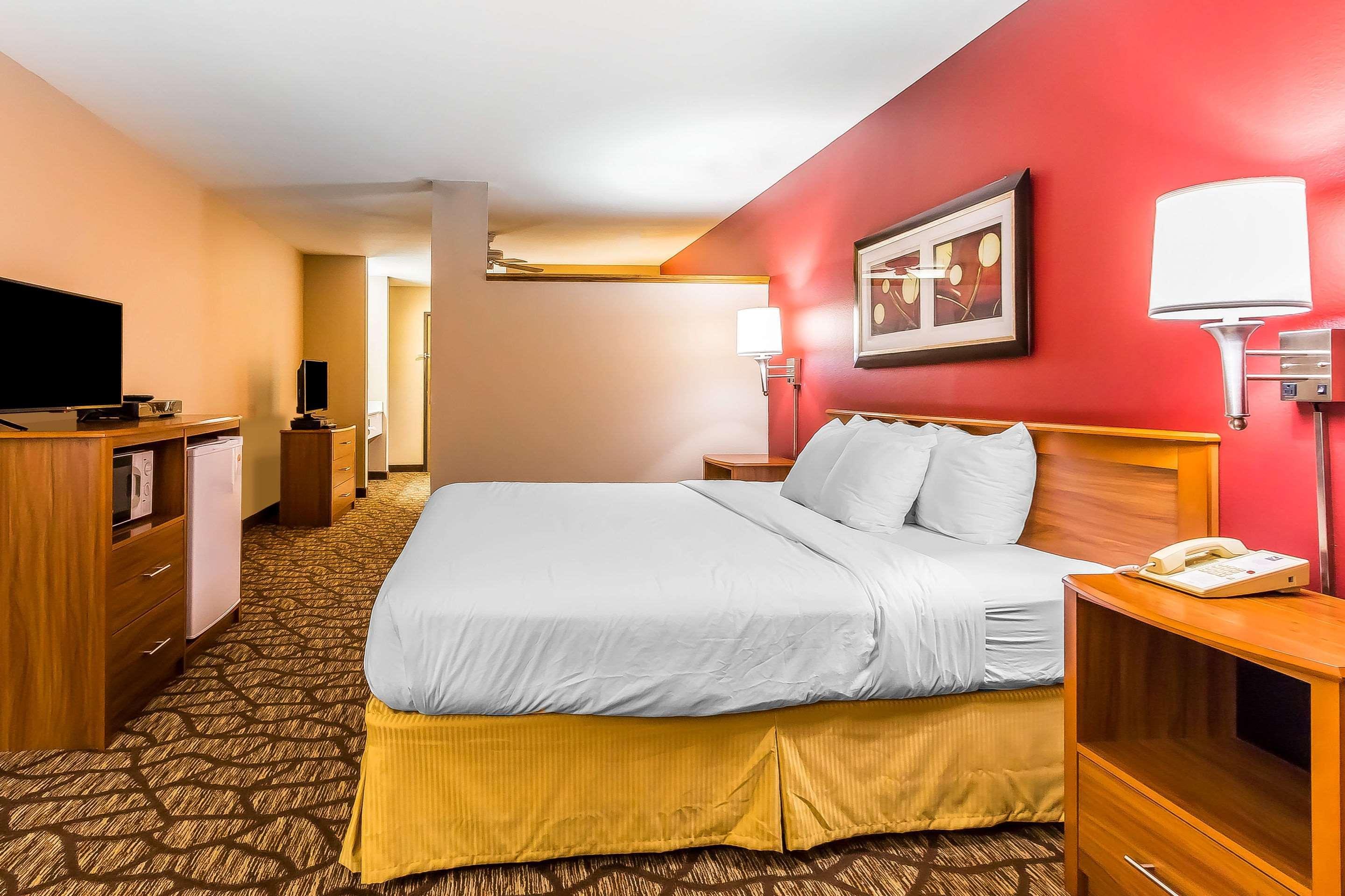 Quality Inn & Suites Chesterfield Village Springfield Exterior foto