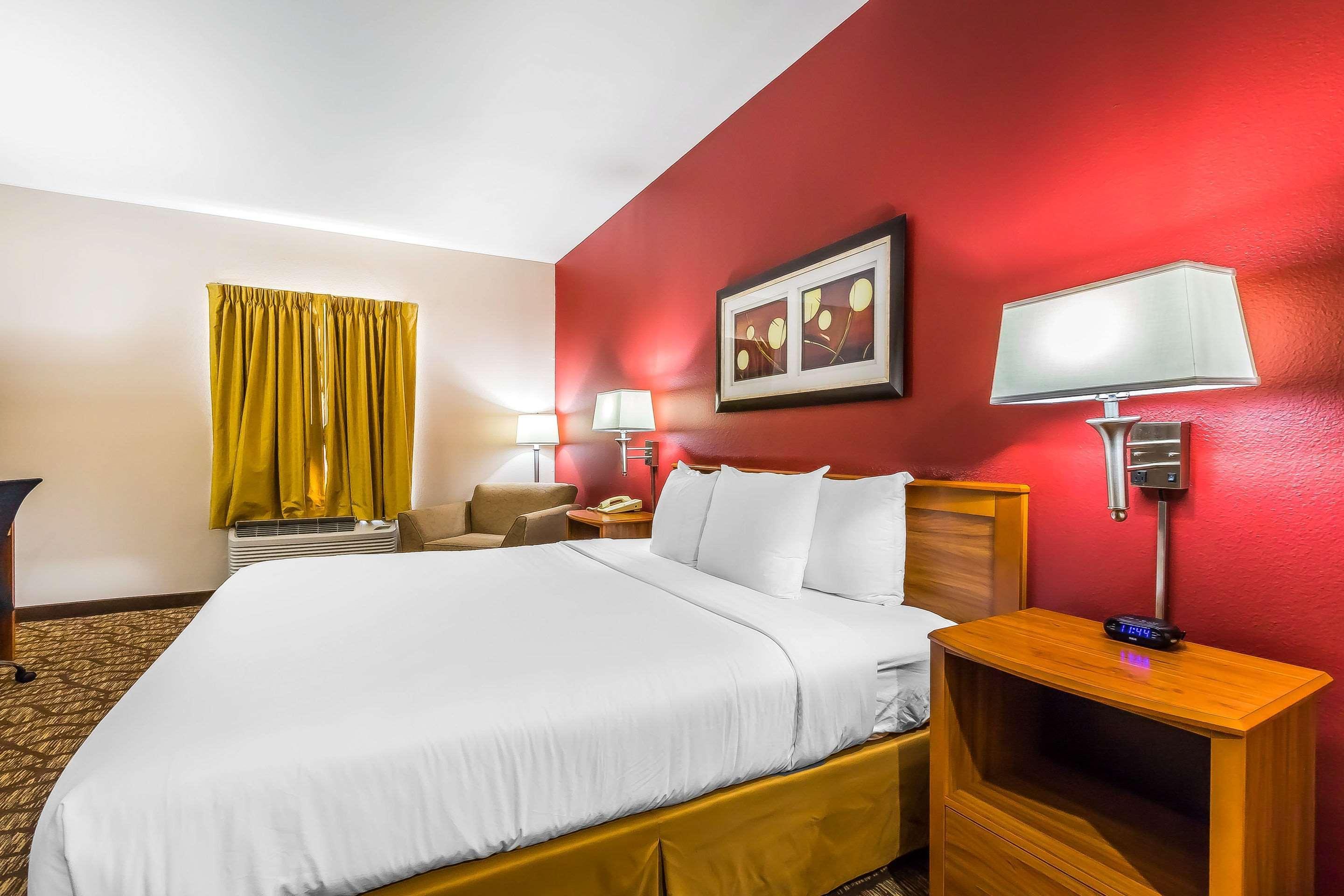 Quality Inn & Suites Chesterfield Village Springfield Exterior foto